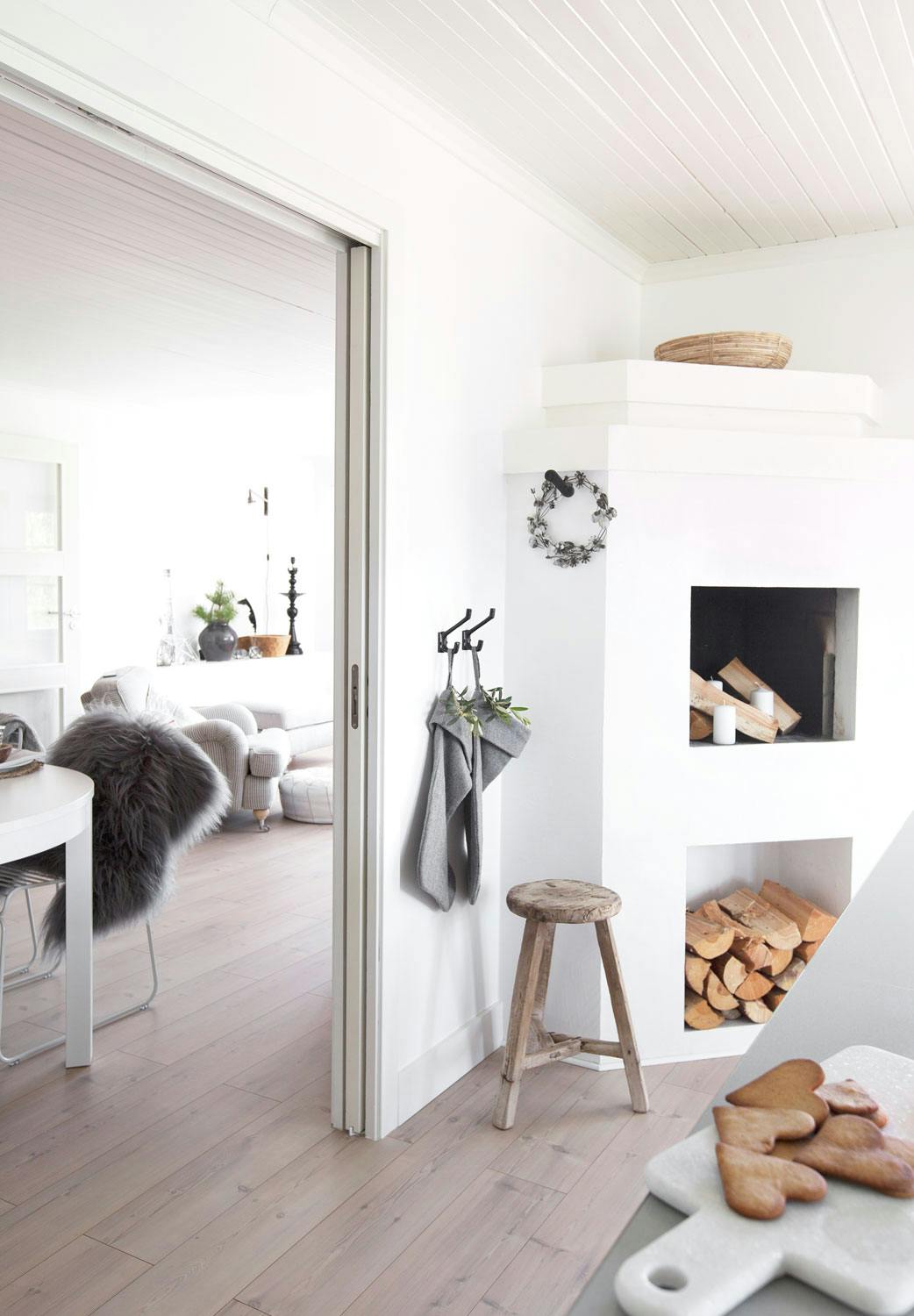 4 3 Hvit peis og julepyntet stue